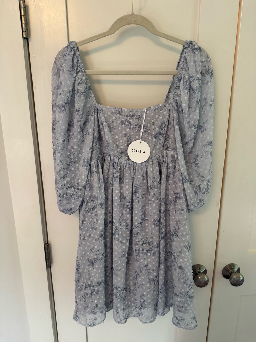 Storia Pigeon Gray Floral Puff Sleeve Mini Dress